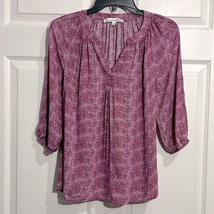 Ava Christine Women’s 3/4 sleeve V-neck top. Size small. Purple and white.